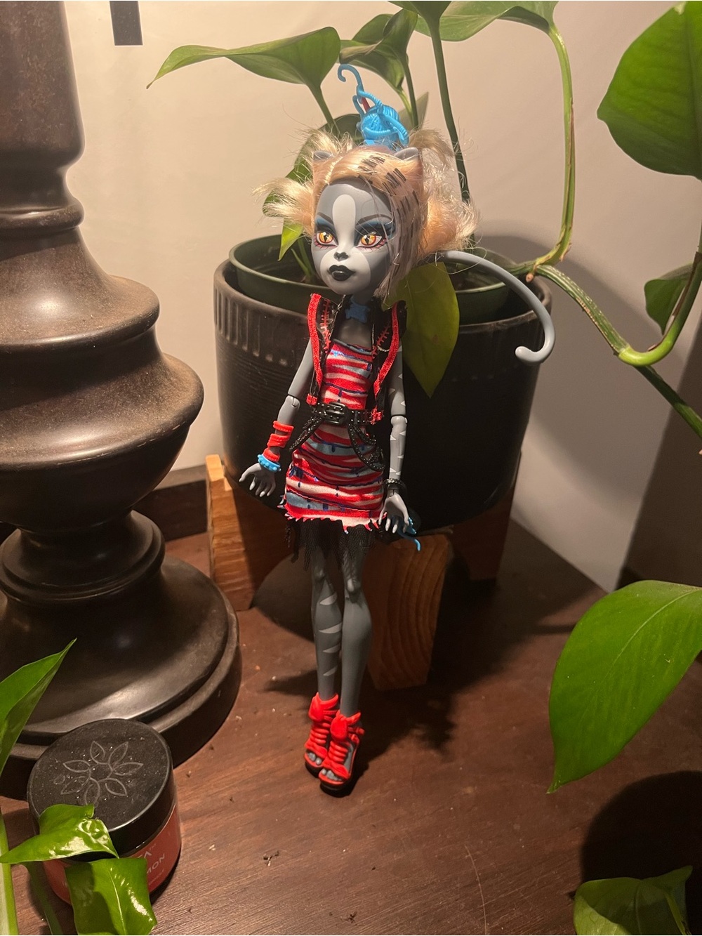 Vintage monster high zombie shake meowlody doll